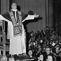 Le Pape Pie XII dans la Cité du Vatican. (Crédit : Domaine public)
