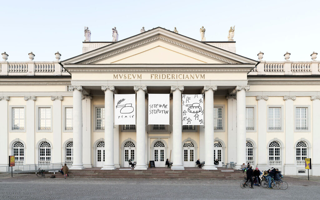 Dessins anti-guerre de l'artiste Dan Perjovschi, l'une des expositions de la Documenta 2022. (Crédit : de Nicolas Wefers/Bureau de presse de la Documenta)
