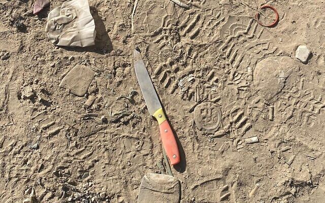 Le couteau qui, selon l'armée, aurait été utilisé par une femme qui a tenté d'attaquer un soldat près du camp de réfugiés Al Aroub, en Cisjordanie, le 1er juin 2022. (Crédit : Armée israélienne)