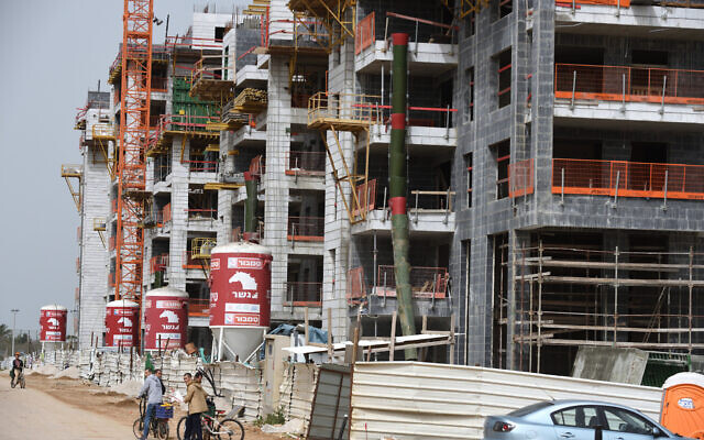 Un chantier de construction d'un nouveau quartier résidentiel à Herzliya, le 27 mars 2020. (Crédit : Gili Yaari / Flash90)