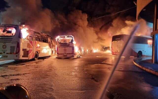 Bus en feu à la gare routière centrale de Safed, le 11 juin 2022. (Crédit: Services d'incendie et de secours israéliens)