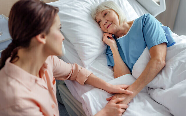 Illustration : Femme âgée hospitalisée (Crédit : LightFieldStudios via iStock by Getty Images)