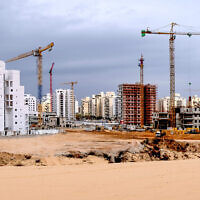 Photo d'illustration : Des chantiers de construction à Holon. (Crédit :100/iStock/Getty Images)