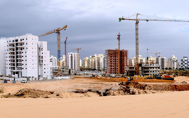 Photo d'illustration : Des chantiers de construction à Holon. (Crédit :100/iStock/Getty Images)