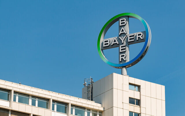 Le logo de Bayer au siège de l'entreprise pharmaceutique à Berlin, le 23 mai 2016. (Crédit : (brunocoelhopt via iStock by Getty Images)