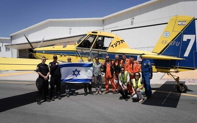 Une délégation de pompiers israéliens atterrit à Chypre, le 23 juin 2022. (Crédit : Police israélienne)
