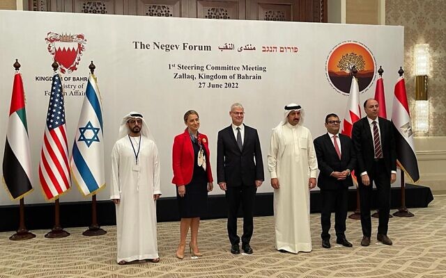 Des diplomates de haut rang d'Israël, des États-Unis et d'alliés arabes régionaux posent pour des photos lors de leur réunion de suivi du Sommet du Néguev à Bahreïn, le 27 juin 2022 (Crédit : ministère des Affaires étrangères).
