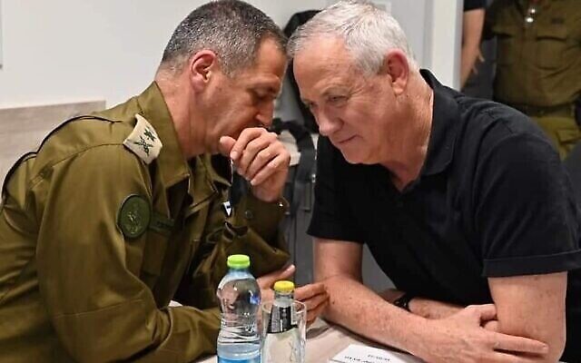 Le chef d’état-major de Tsahal Aviv Kohavi (à gauche) et le ministre de la Défense Benny Gantz (à droite). (Crédit : Ariel Hermoni/ministre de la Défense)
