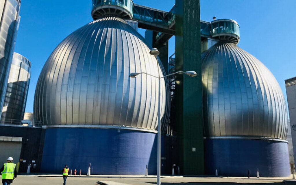 Des silos futuristes argentés en forme d'œufs à l'usine de traitement des eaux usées de Newtown Creek, qui transforment les déchets humains en biocarburant. (Crédit : Lina Zeldovich)