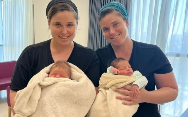 Les jumelles identiques Yael Yishai, à droite, et Avital Segel, à gauche, avec leurs nouveau-nés à l'hôpital Shaare Zedek de Jérusalem, le 30 mai 2022. (Crédit: Shaare Zedek via JTA)