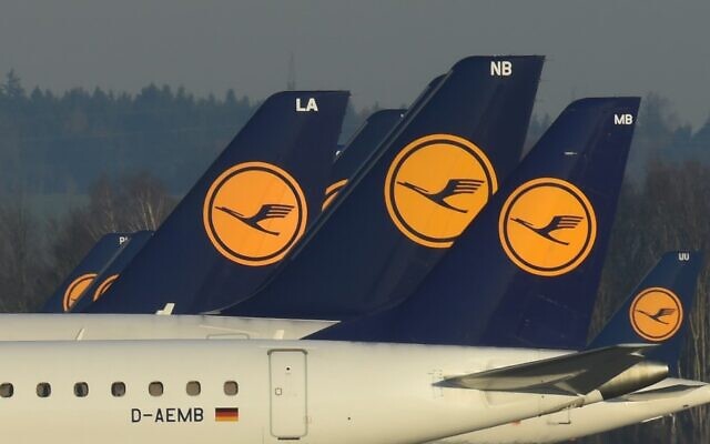 Des avions de Lufthansa sont garés sur le terrain d'aviation de l'aéroport Franz-Josef-Strauss à Munich, dans le sud de l'Allemagne, photo d'archive prise le 29 novembre 2016. (Crédit : Christof Stache/AFP)