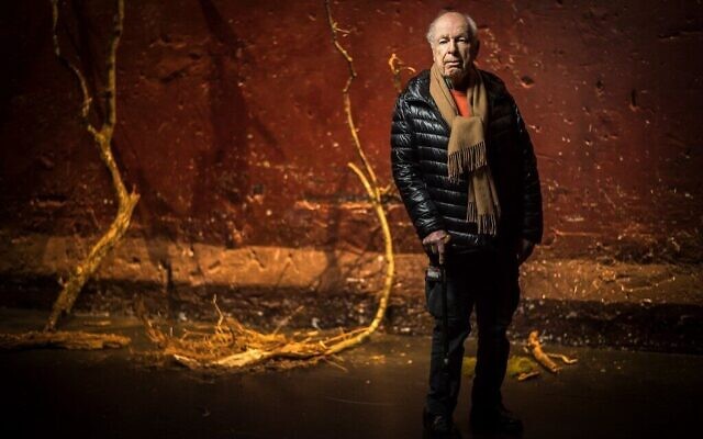 Le metteur en scène de théâtre et de cinéma, dramaturge et acteur britannique Peter Brook pose lors d'une séance photo au théâtre des Bouffes du Nord à Paris, le 27 février 2018. (Crédit : Lionel BONAVENTURE / AFP)