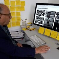 Le photographe Howard Grey montre des photographies sur un ordinateur à Londres, le 1er juillet 2022. (Crédit : EDWARDS / AFP)