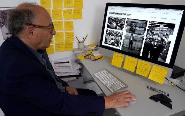 Le photographe Howard Grey montre des photographies sur un ordinateur à Londres, le 1er juillet 2022. (Crédit : EDWARDS / AFP)