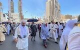 Des pèlerins musulmans arrivent à la Grande Mosquée dans la ville sainte de La Mecque, en Arabie saoudite, le 4 juillet 2022. (Crédit : Rania SANJAR / AFP)