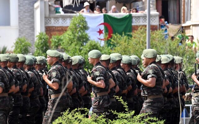 Des soldats algériens défilent dans une rue de la capitale Alger, le 5 juillet 2022, alors que le pays célèbre le 60e anniversaire de son indépendance. (Crédit : RYAD KRAMDI / AFP)