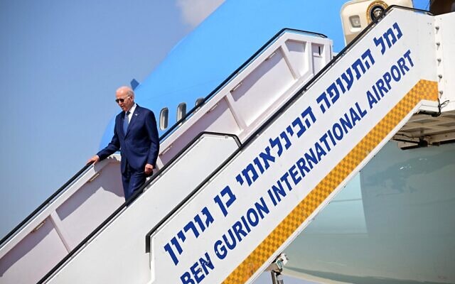 Le président américain Joe Biden débarque de son avion à l'atterrissage à l'aéroport Ben Gurion, le 13 juillet 2022. (Crédit : MANDEL NGAN / AFP)