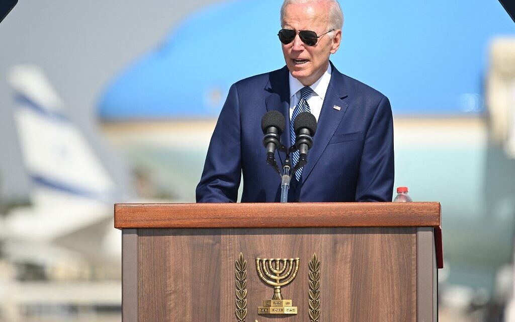 Le président américain Joe Biden s'adresse à ses hôtes à son arrivée en Israël à l'aéroport Ben Gurion de Lod, près de Tel Aviv, le 13 juillet 2022. (Crédit : Mandel Ngan/AFP)