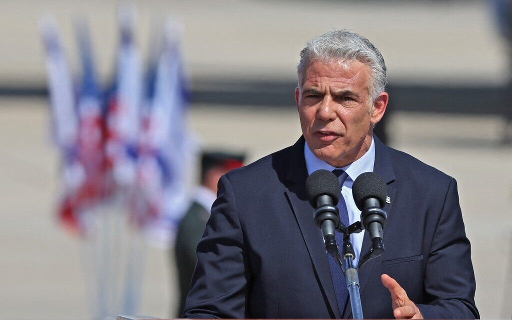 Le Premier ministre israélien Yair Lapid s'exprime lors de la cérémonie d'accueil du président américain Joe Biden à l'aéroport, le 13 juillet 2022. (Crédit : JACK GUEZ / AFP)