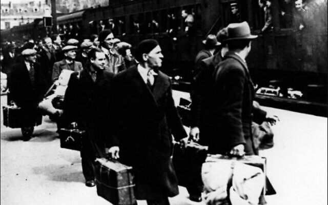 Cette photo d'archives prise en mai 1941 montre des Juifs descendant du train à la gare de Pithiviers (Crédit : AFP)