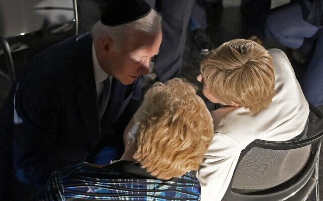 Le président américain Joe Biden parle avec les survivantes de la Shoah Giselle Cycowicz , à droite, et Rena Quint pendant une cérémonie dans la salle du souvenir du musée de Yad Vashem à Jérusalem, le 13 juillet 2022. (Crédit :  DEBBIE HILL / POOL / AFP)
