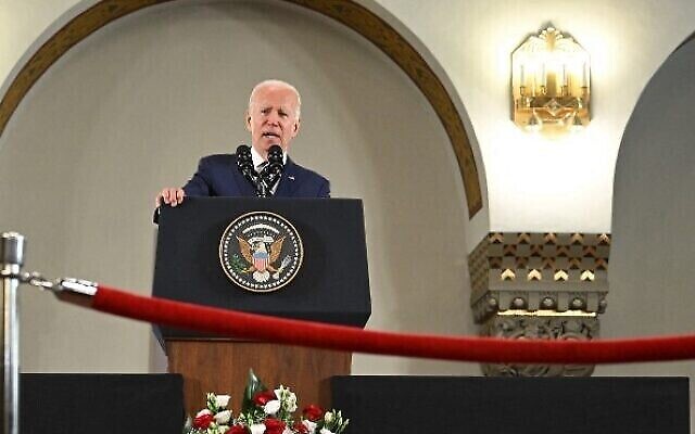 Le président américain Joe Biden s'exprime lors d'une visite à l'hôpital Augusta Victoria à Jérusalem le 15 juillet 2022. (Crédit : MANDEL NGAN / AFP)