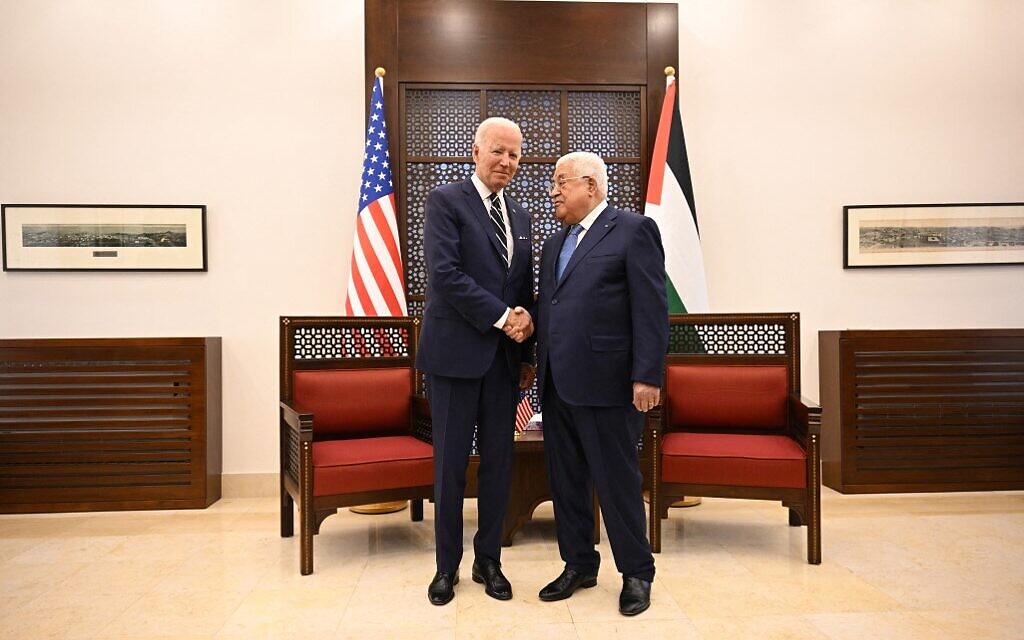 Le président américain Joe Biden est reçu par le président de l'Autorité palestinienne Mahmoud Abbas, le 15 juillet 2022. (Crédit : MANDEL NGAN / AFP)