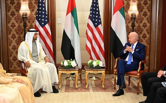 Le président américain Joe Biden et le président des EAU Cheikh Mohamed bin Zayed al-Nahyan à une réunion bilatérale dans un hôtel de Jeddah, ville côtière de la mer Rouge en Arabie saoudite, le 16 juillet 2022. (Crédit : MANDEL NGAN / AFP)