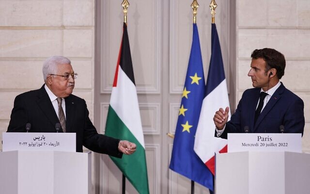Le président de l'Autorité palestinienne Mahmoud Abbas et le président français Emmanuel Macron participent à une conférence de presse commune au palais présidentiel de l'Élysée, à Paris, le 20 juillet 2022. (Crédit : Ludovic MARIN / POOL / AFP)