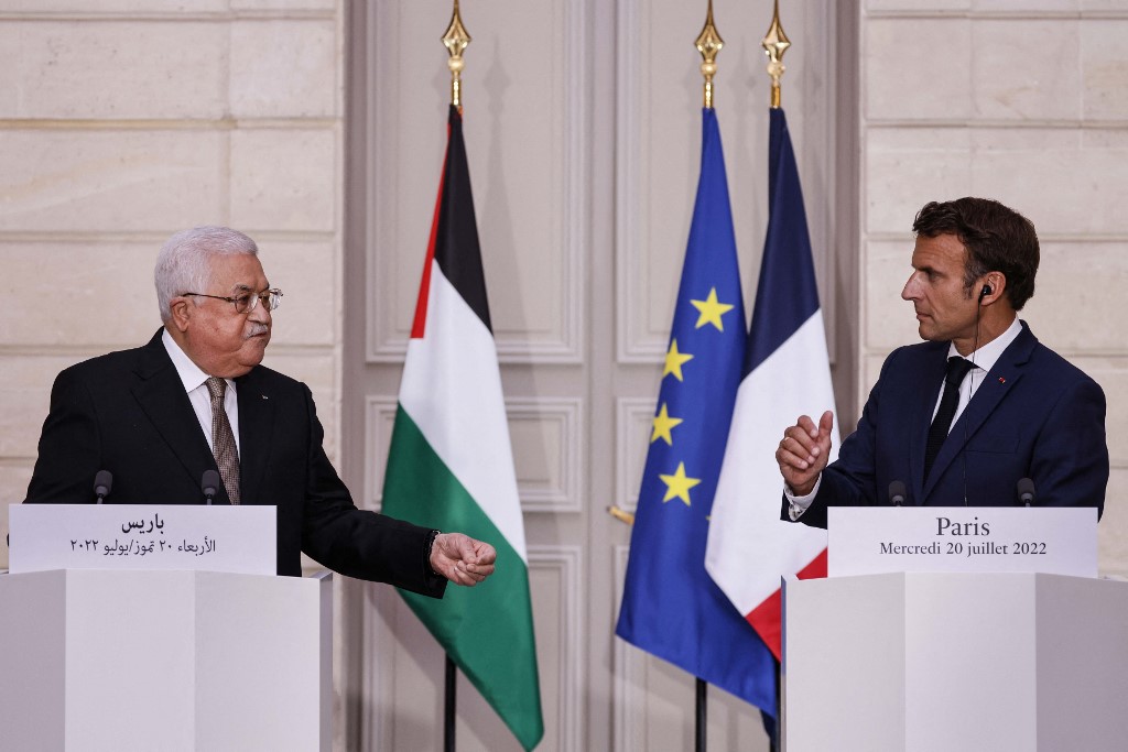 Aux côtés d'Abbas, Macron soutient la solution à deux Etats - The Times of  Israël