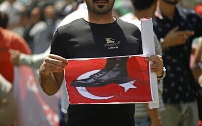 Un manifestant irakien prend part à une manifestation contre l'attaque de la région autonome du Kurdistan du pays imputée à la Turquie, devant le bureau des visas turc à Bagdad, le 21 juillet 2022. (Crédit : AHMAD AL-RUBAYE / AFP)