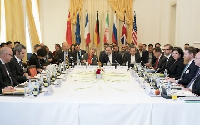 Photo d'illustration : des diplomates iraniens et des responsables du groupe P5+1 à Vienne lors de discussions sur l'accord nucléaire, le 25 avril 2017. (Crédit : AFP/Joe Klamar)