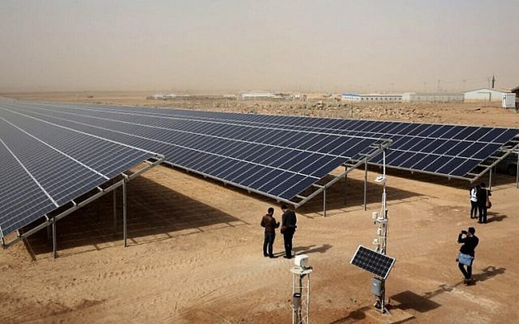 Partie d’une nouvelle centrale solaire construite pour 15 millions d’euros, le jour de son inauguration officielle au camp de réfugiés de Zaatari, en Jordanie, le 13 novembre 2017. (Crédit : AFP Photo/Khalil Mazraawi)