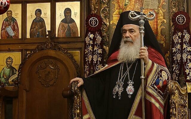 Le patriarche grec orthodoxe de Jérusalem, Théophile III, préside la messe de minuit de Noël pour les grecs orthodoxes à l’église de la Nativité, dans la ville biblique de Bethléem, en Cisjordanie, le 7 janvier 2018. (Crédit : Musa Al Shaer/AFP)