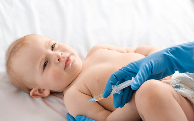Un bébé reçoit un vaccin. Image d'illustration (Crédit : Marina Demidiuk/iStock by Getty Images)