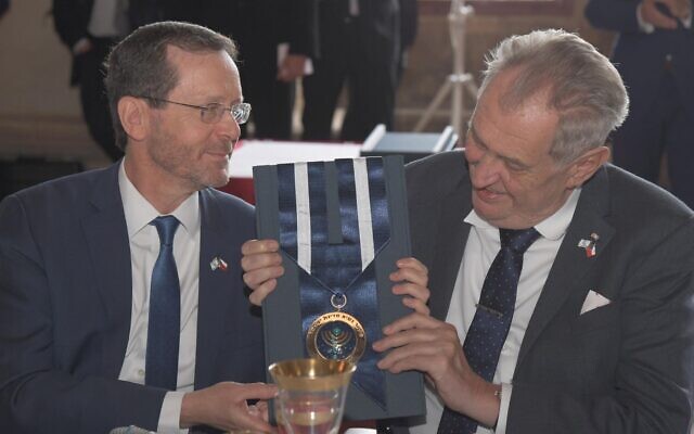 Le président Isaac Herzog remet à son homologue tchèque, Miloš Zeman, la médaille d'honneur présidentielle israélienne à Prague le 11 juillet 2022 (Crédit : Haim Zach/GPO)
