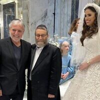 Le ministre des Affaires sociales Meir Cohen (à gauche) avec le député Moshe Gafni lors du mariage de la petite-fille de Gafni, Tamar Brecher, le 3 juillet 2022 (Crédit : Capture d'écran/Twitter)