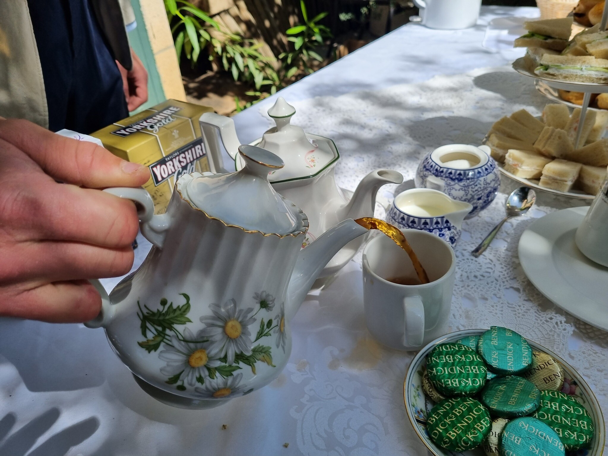 Une visite commence au complexe Emanuel par un thé traditionnel anglais, juin 2022. (Shmuel Bar-Am)