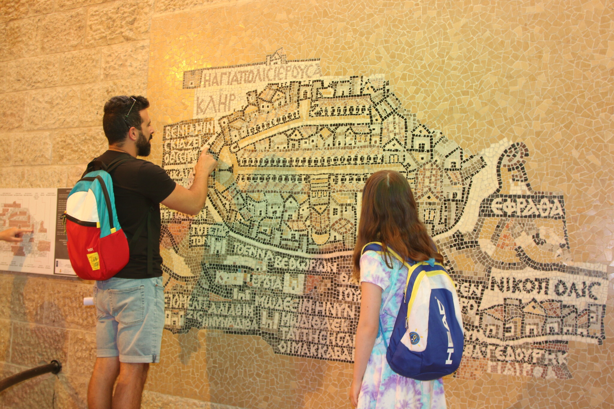Le guide touristique Idan Pinhas montre la carte de Madaba dans le cardo de Jérusalem, juin 2022. (Crédit : Shmuel Bar-Am)
