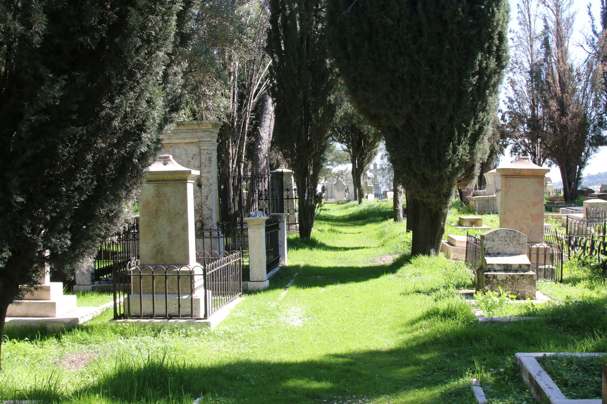 Le cimetière protestant du Mont Sion, juin 2022. (Crédit : Shmuel Bar-Am)