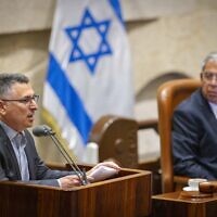 Le ministre de la Justice Gideon Saar prend la parole dans le Knesset le 4 juillet 2022. (Crédit : Olivier Fitoussi/Flash90)