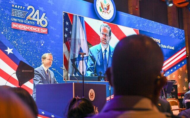 Le président Isaac Herzog s'exprime lors de la célébration du jour de l'indépendance à l'ambassade des États-Unis, le 5 juillet 2022 (Crédit : Kobi Gideon/GPO)