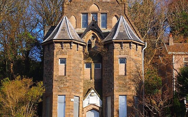 La synagogue de Merthyr Tydfil, inaugurée en 1877, n'est plus utilisée depuis 2006. (Crédit : Chris Andrews/Wikimedia Commons/JTA)