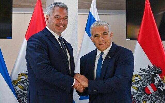 Le Premier ministre Yair Lapid, à droite, rencontre le chancelier autrichien Karl Nehammer à Tel Aviv, le 12 juillet 2022. (Crédit : Amos Ben Gershom/GPO)