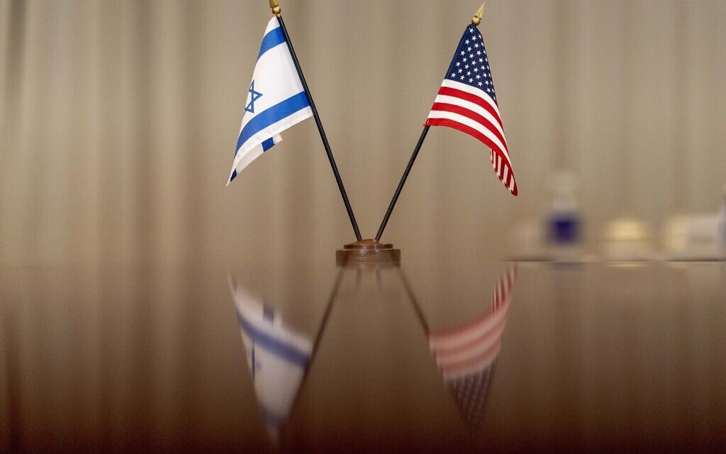 Les drapeaux israélien et américain sont sur la table pendant une réunion bilatérale avec le ministre de la Défense Benny Gantz, animée par le secrétaire américain à la Défense Lloyd Austin au Pentagone à Washington le 3 juin 2021. (Crédit : Andrew Harnik/AP)