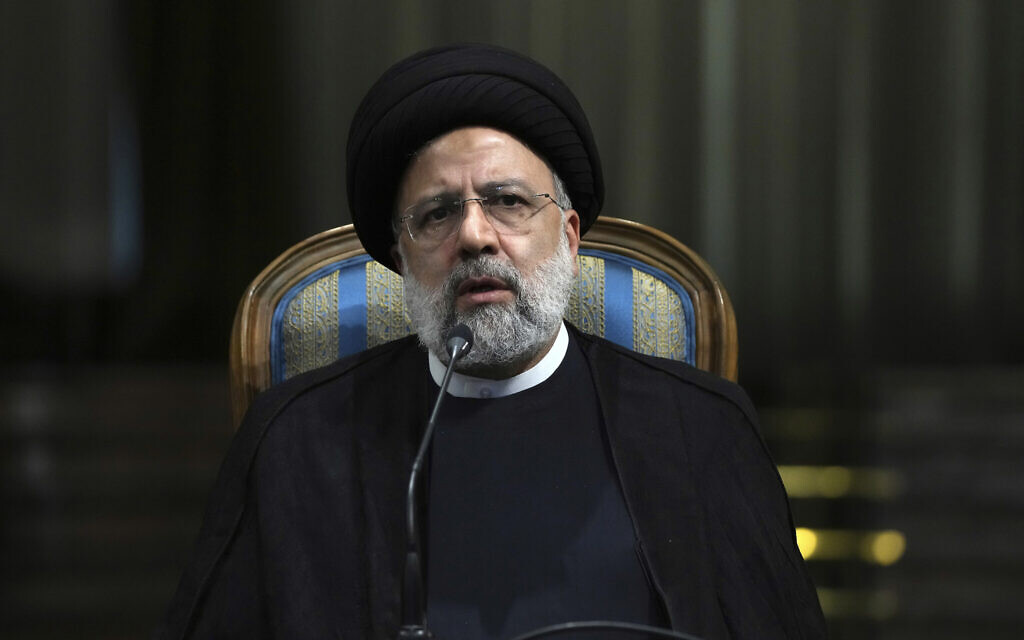 Le président iranien Ebrahim Raissi s'exprime au palais de Saadabad à Téhéran, en Iran, le 11 juin 2022. (Crédit : Vahid Salemi/AP)