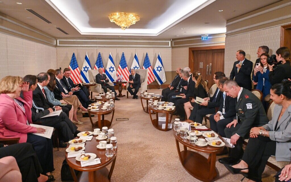 Le président américain Joe Biden et le Premier ministre Yair Lapid se rencontrent avec leurs équipes respectives à Jérusalem, le 14 juillet 2022 (Crédit : Kobi Gideon/GPO)