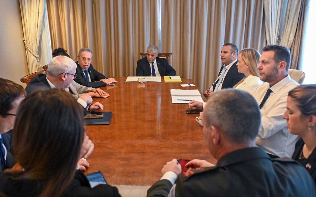 Le Premier ministre Yair Lapid et son équipe avant sa rencontre avec le président américain Joe Biden, le 14 juillet 2022 (Crédit : Kobi Gideon/GPO)