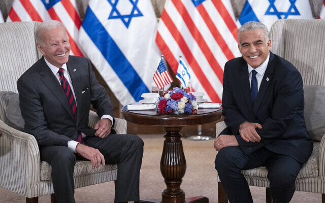 Le président américain Joe Biden, à gauche, et le Premier ministre Yair Lapid s'adressent aux médias après leur rencontre à Jérusalem, le 14 juillet 2022. (Crédit : Evan Vucci/AP)