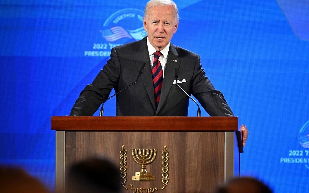 Le président américain Joe Biden donne une conférence de presse conjointe avec le Premier ministre Yair Lapid, à Jérusalem, le 14 juillet 2022. (Crédit : MANDEL NGAN/AFP)